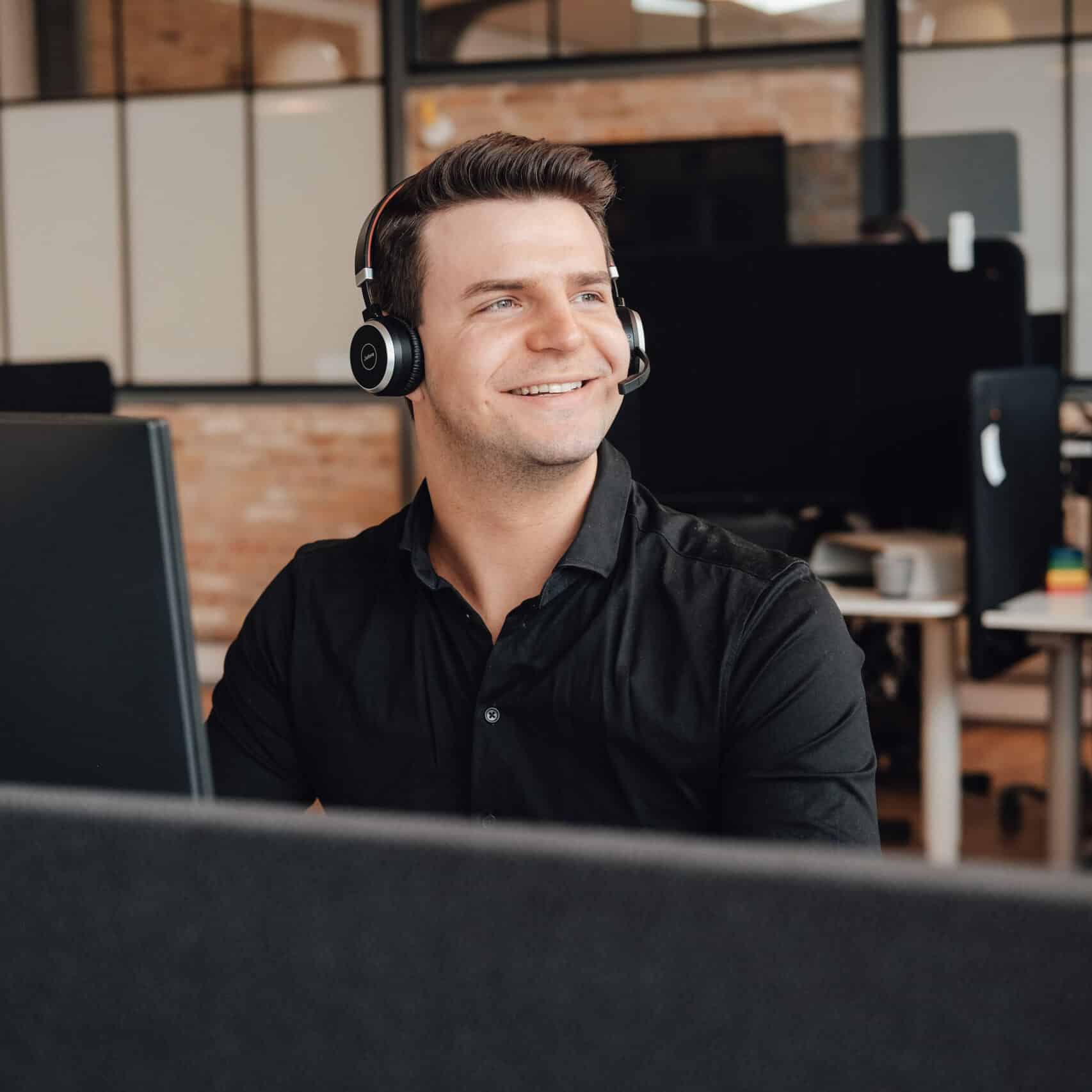 Mand med headset 2