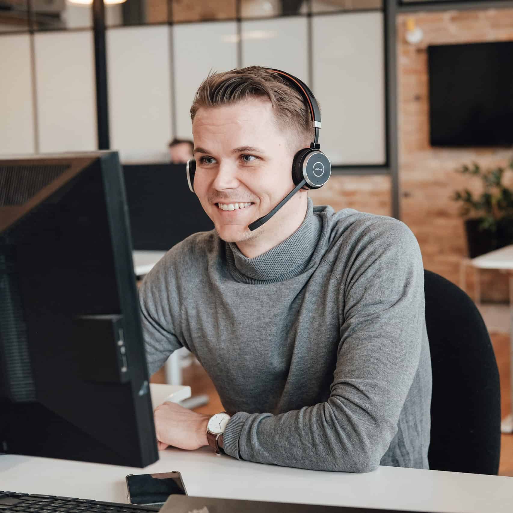 Mand med headset