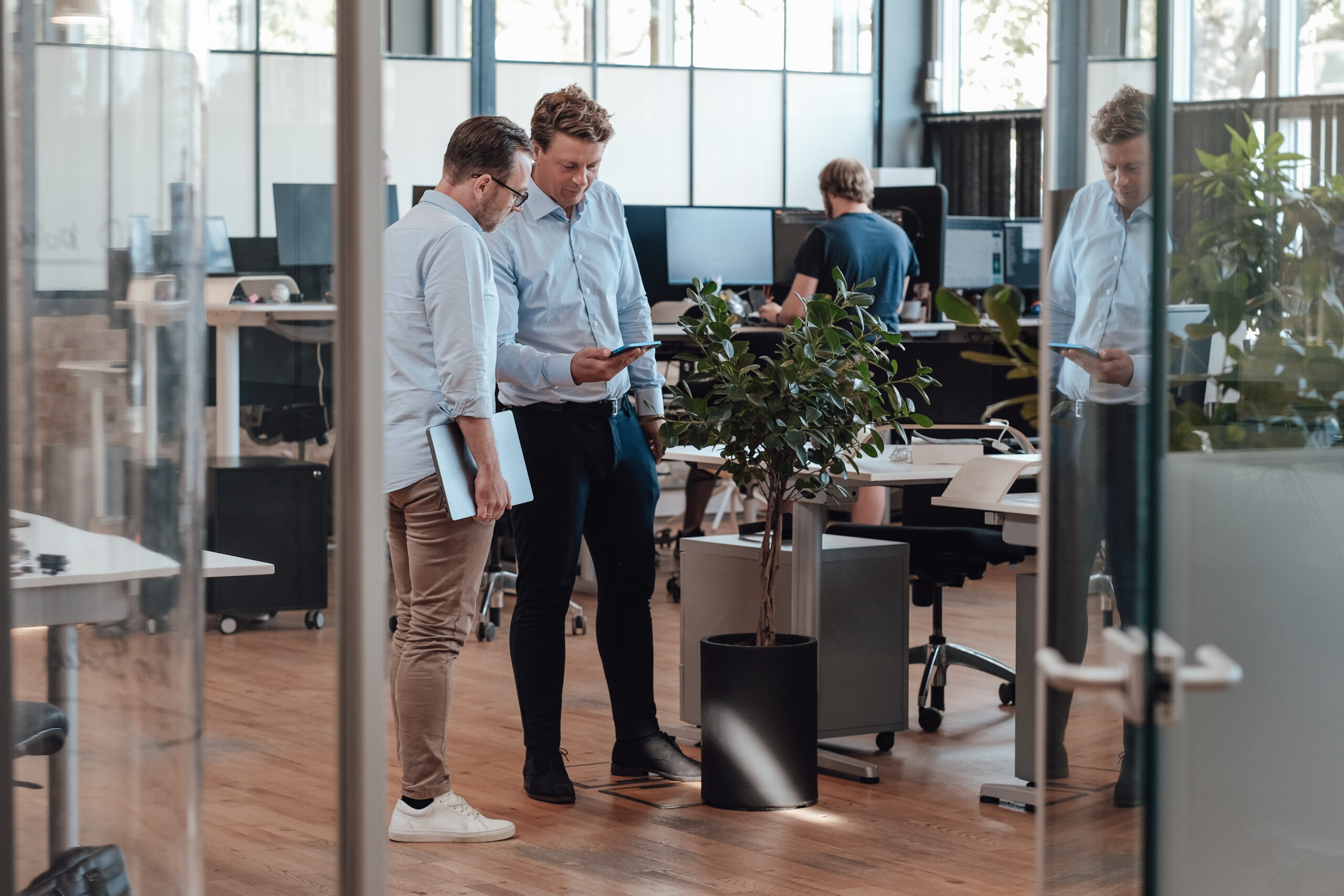 Jonas og Søren med telefon