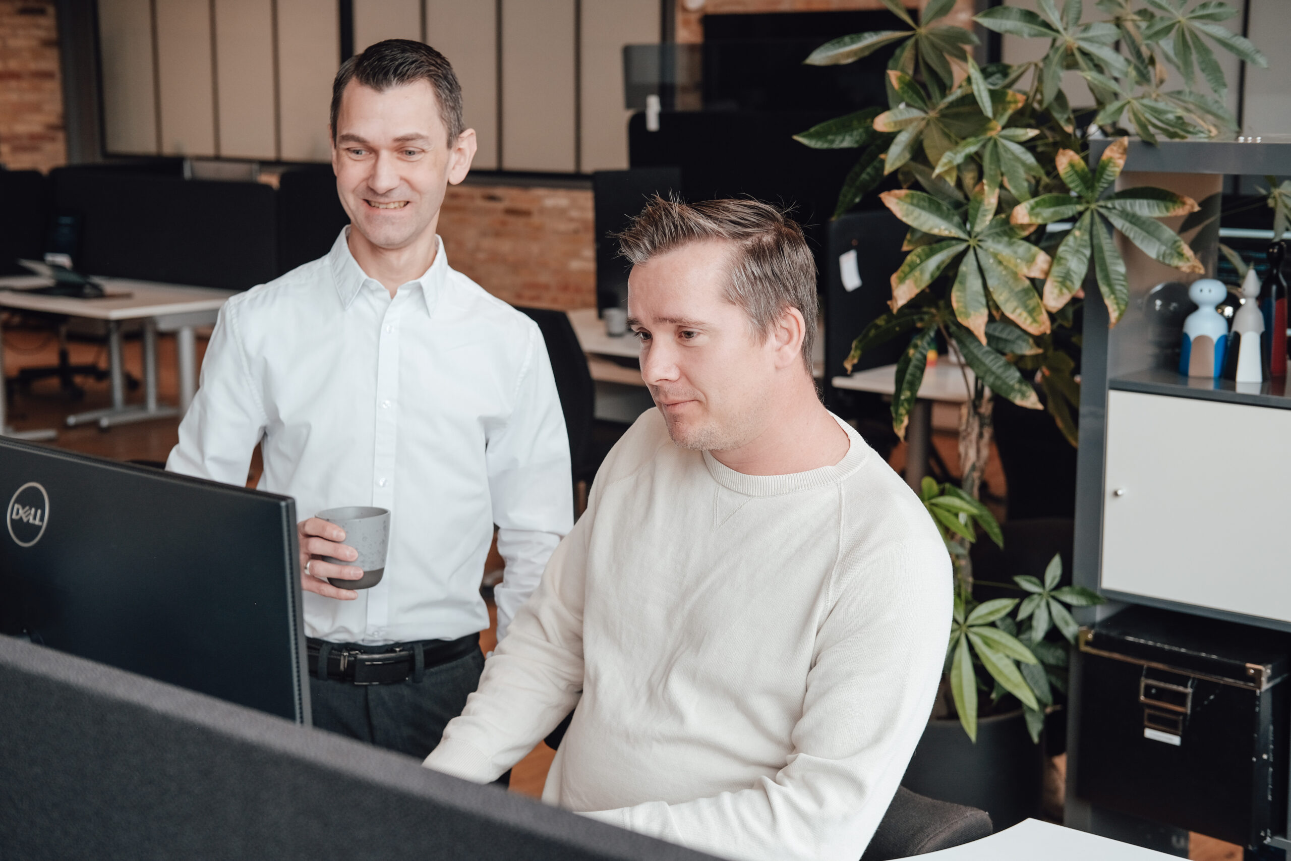 Martin og Mads kigger skærm