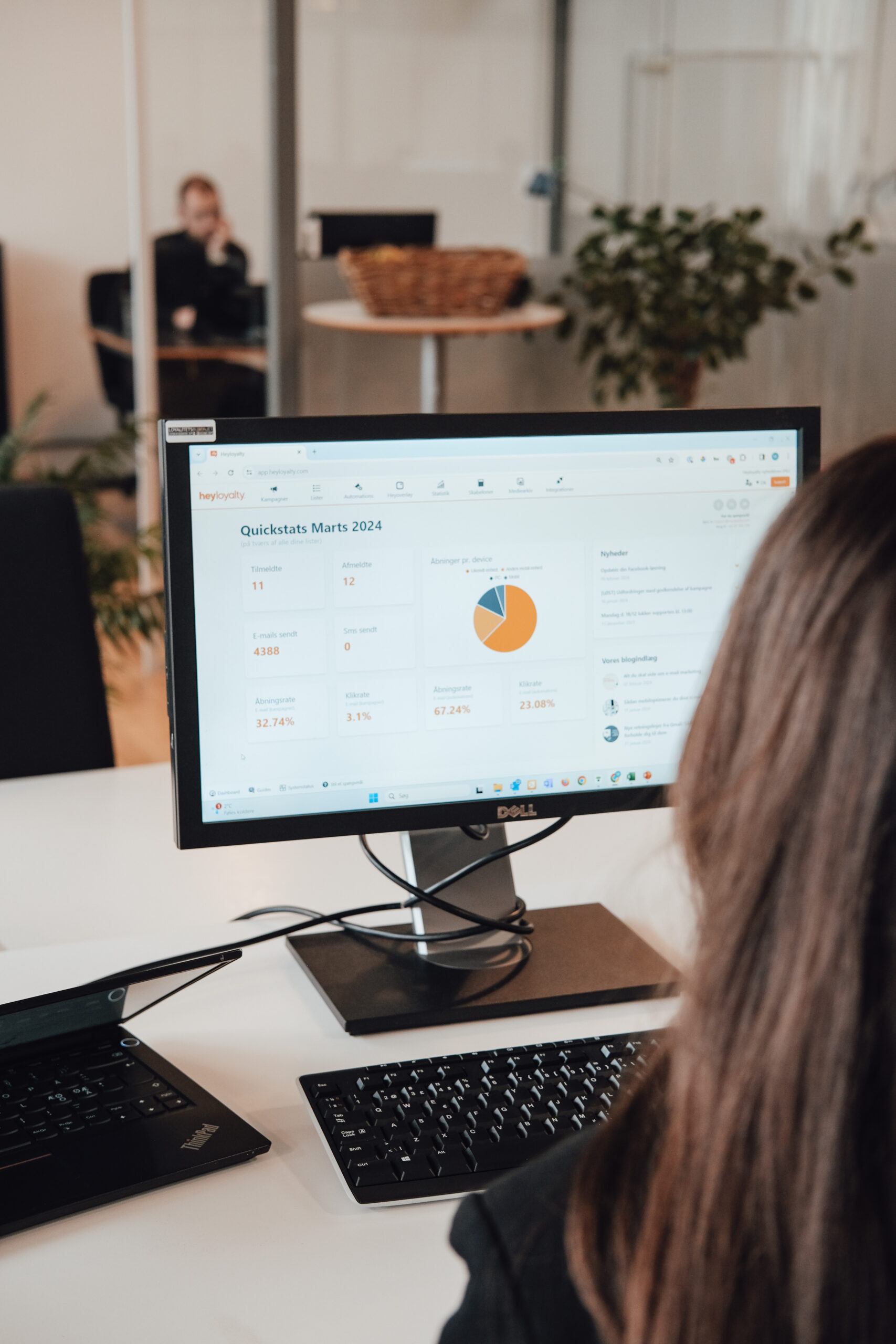Mette ser på dashboard
