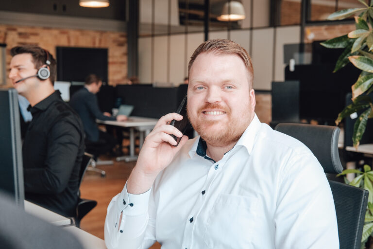 Kasper snakker i telefon