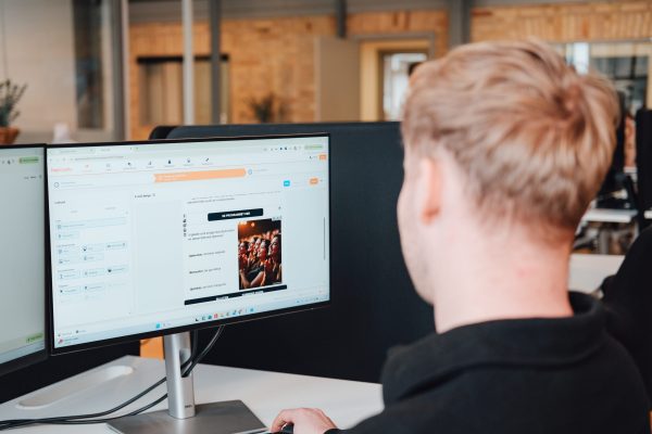 Holm kigger på editor